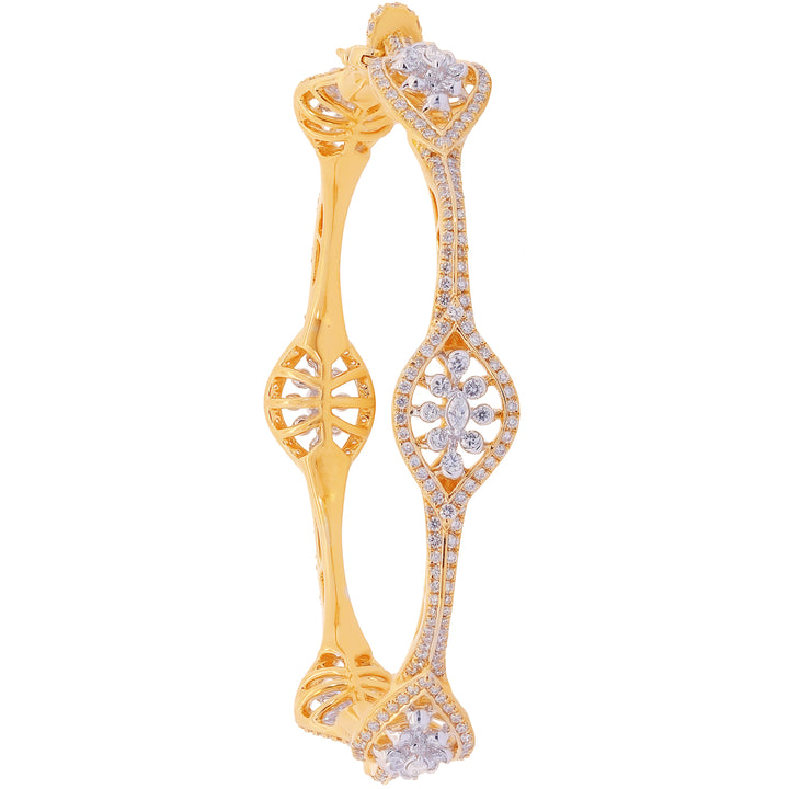 5.46Ct VVS/FG Diamond Set of 2pcs Bangles in 18K Gold