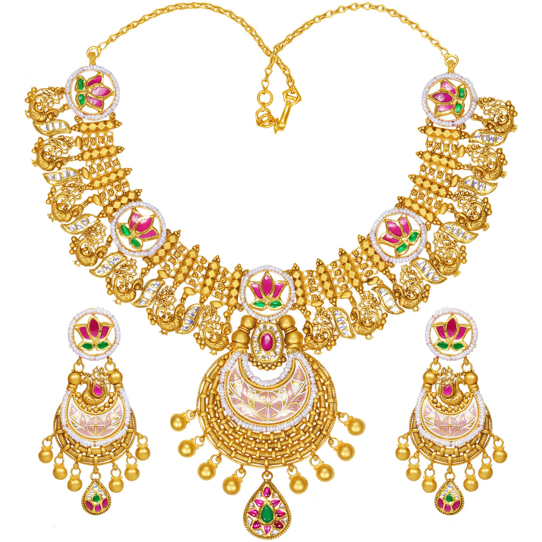 Beautiful Antique Necklace Set with Kundan Gemstones in 22K Gold