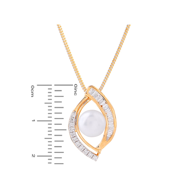 0.45Ct VVS/FG Diamond Pendant Set With Pearl in 18K Gold
